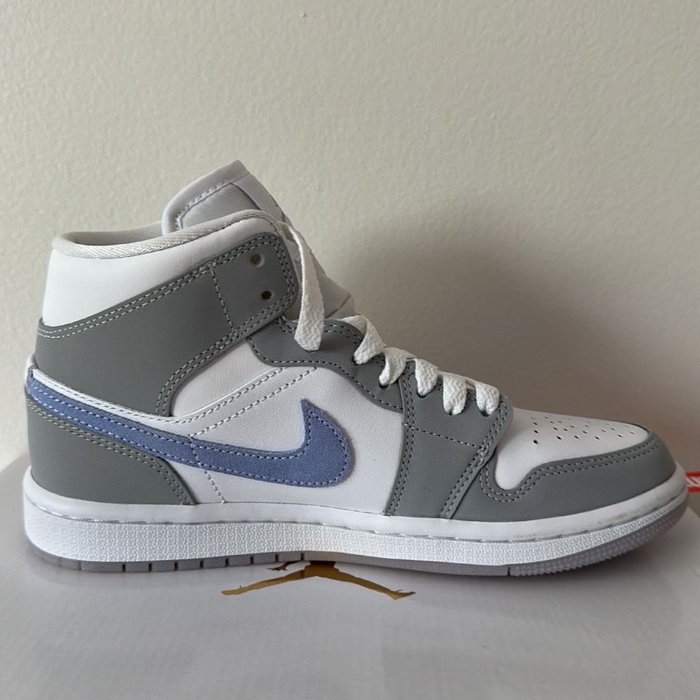 Women’s AIR JORDAN 1 MID NEW IN BOX - Picture 10 of 10